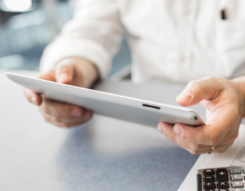 Mann h&auml;lt Tablet-Computer_Foto: www.shutterstock.com