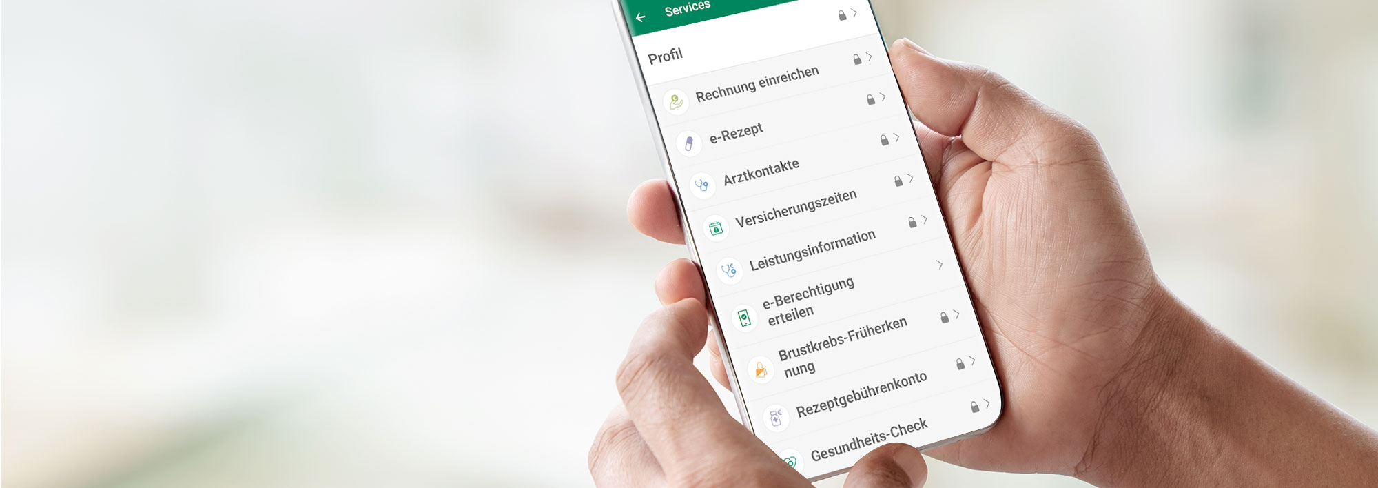 Männerhand bedient MeineSV-Applikation